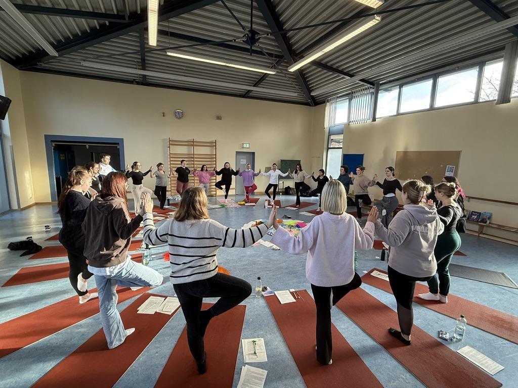 Fortbildungen für Schulen, KiTas und pädagogische Einrichtungen mit DreiHasenYoga
